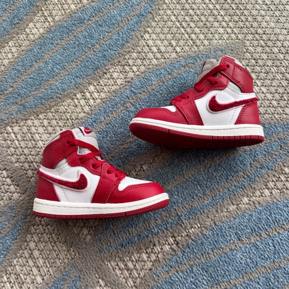 Nike Air Jordan 1 Retro High OG (TD) Toddlers' Shoes Red White Size 6C - Picture 2 of 6